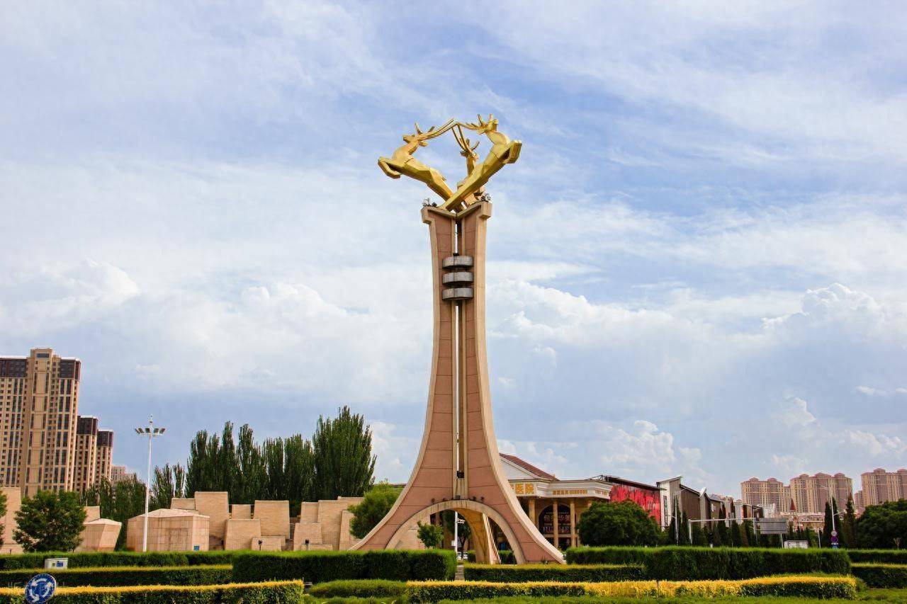 包头老街,油纸伞下的沉思时光